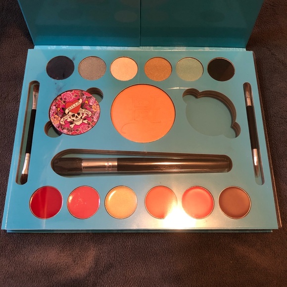 Ed Hardy makeup palette - Picture 6 of 7